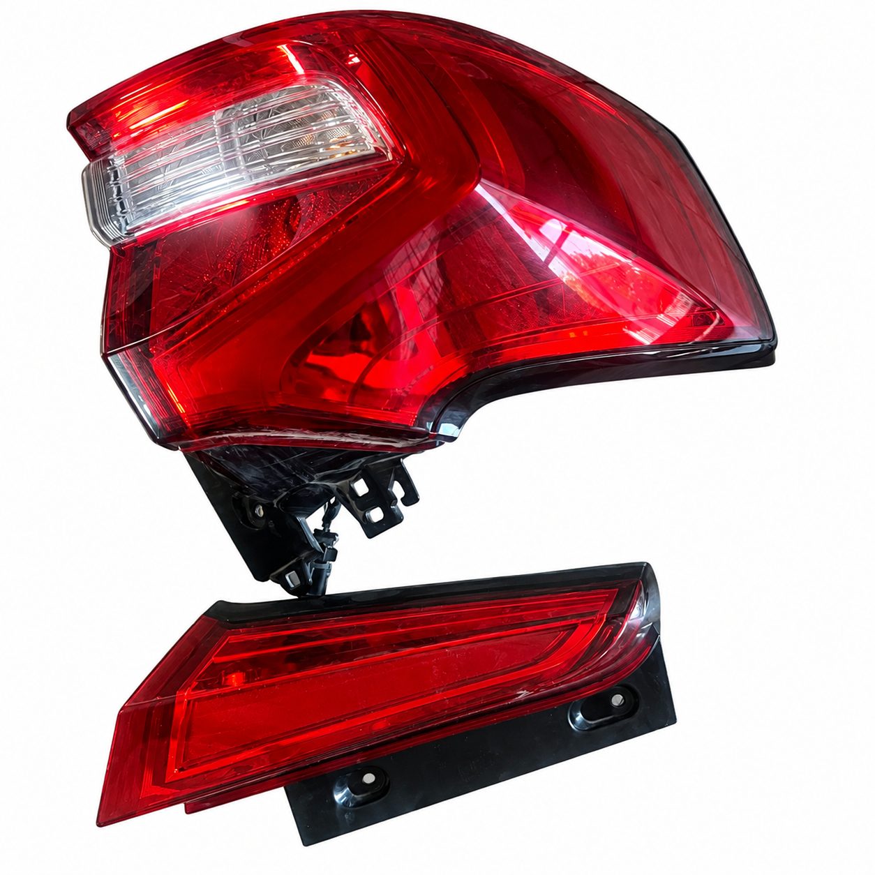 FAROS TRASEROS IZQUIERDOS CON FOCO DE CAJUELA 2 PIEZAS ORIGINAL ERTIGA BOOSTERGREEN 2023 HIBRIDA