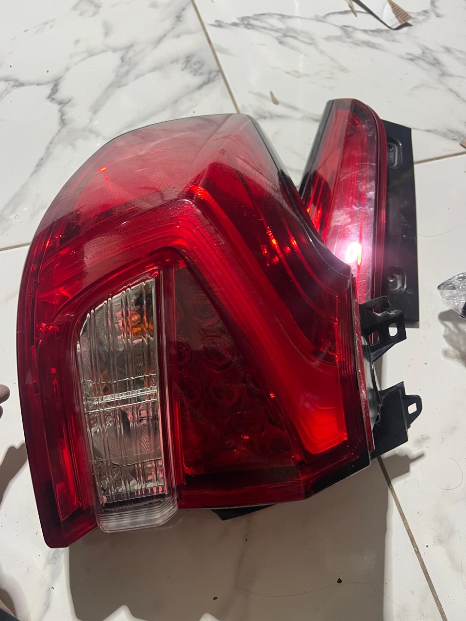 FAROS TRASEROS IZQUIERDOS CON FOCO DE CAJUELA 2 PIEZAS ORIGINAL ERTIGA BOOSTERGREEN 2023 HIBRIDA