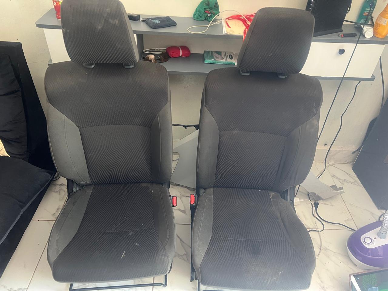 ASIENTOS DELANTEROS PILOTO Y COPILOTO DE ERTIGA BOOSTERGREEN 2023 HIBRIDA 100% ORIGINAL