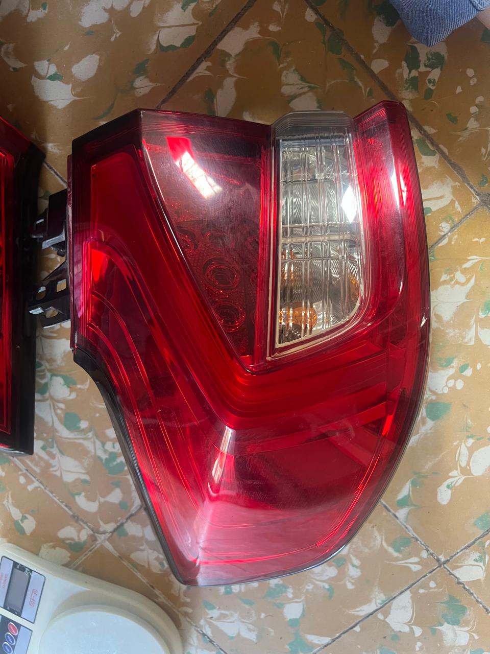 FAROS TRASEROS IZQUIERDOS CON FOCO DE CAJUELA 2 PIEZAS ORIGINAL ERTIGA BOOSTERGREEN 2023 HIBRIDA