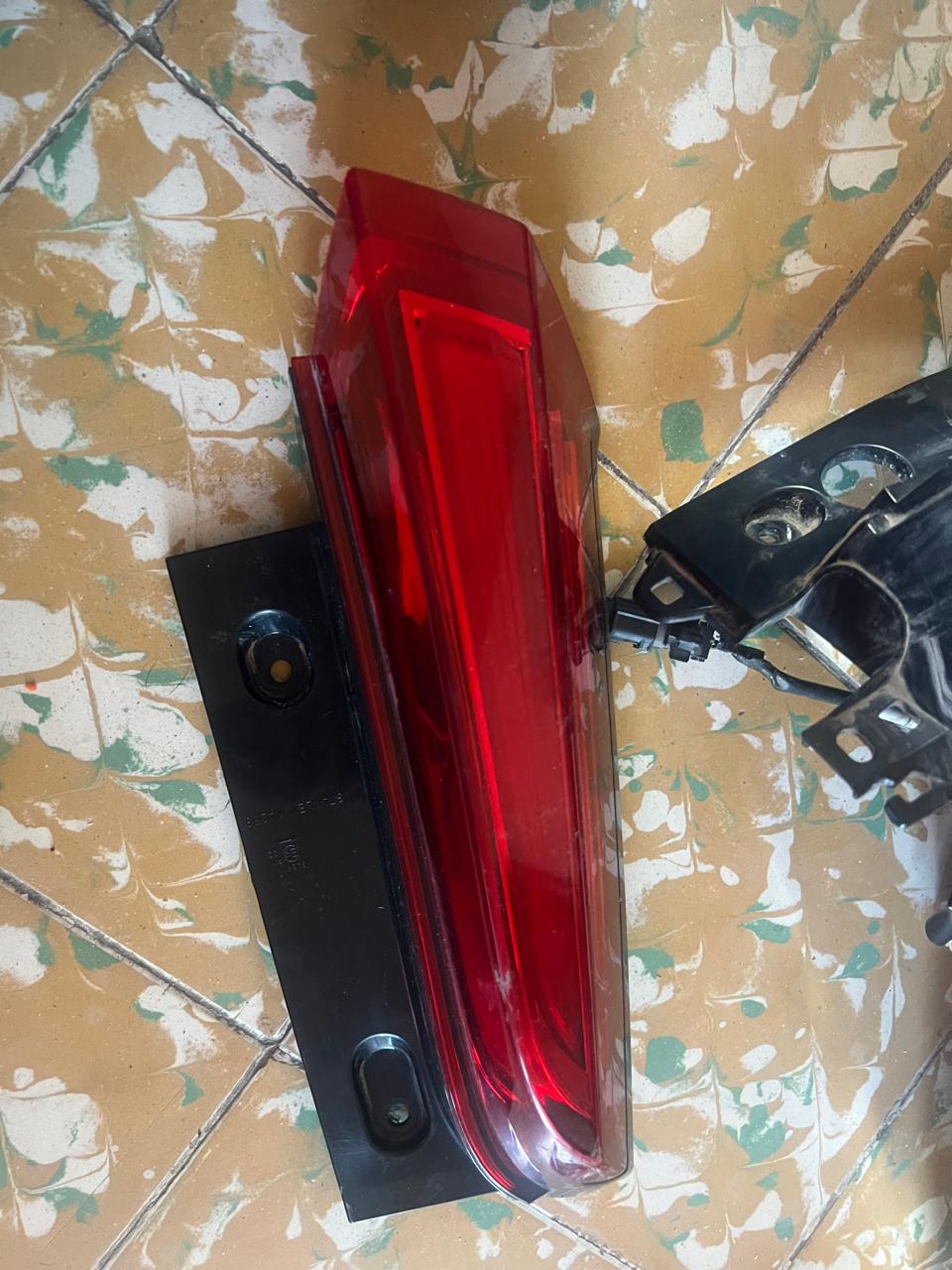 FAROS TRASEROS IZQUIERDOS CON FOCO DE CAJUELA 2 PIEZAS ORIGINAL ERTIGA BOOSTERGREEN 2023 HIBRIDA