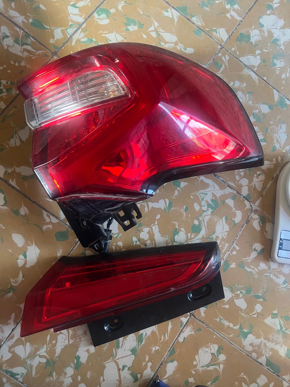FAROS TRASEROS IZQUIERDOS CON FOCO DE CAJUELA 2 PIEZAS ORIGINAL ERTIGA BOOSTERGREEN 2023 HIBRIDA