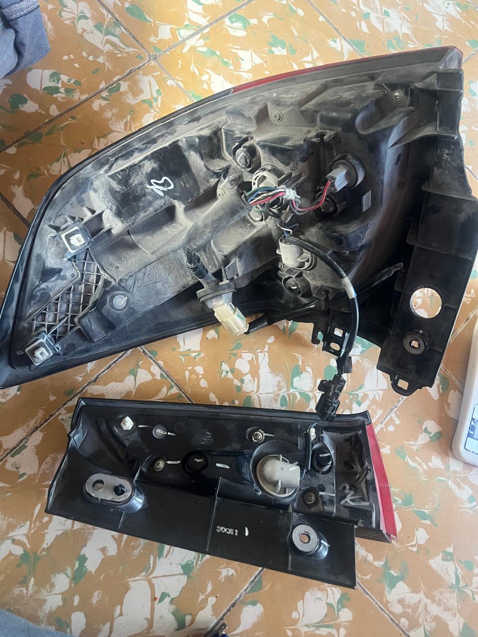 FAROS TRASEROS IZQUIERDOS CON FOCO DE CAJUELA 2 PIEZAS ORIGINAL ERTIGA BOOSTERGREEN 2023 HIBRIDA